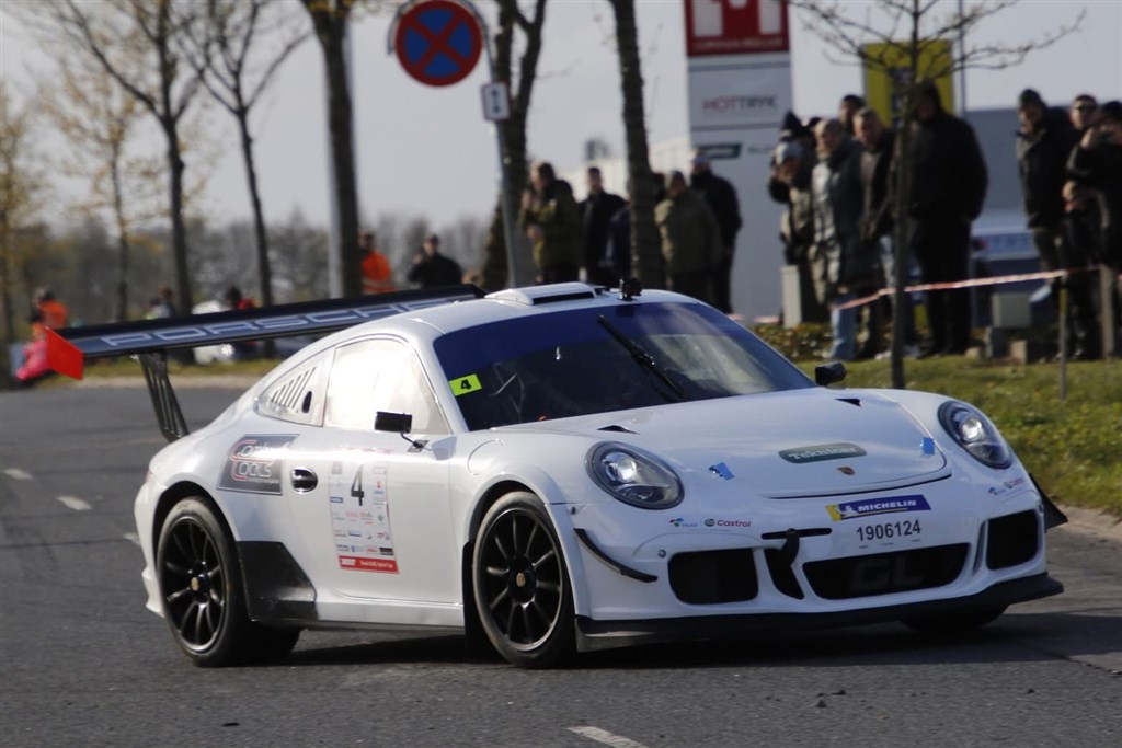 Porschen var hvid ved debutløbet - nu kommer der farver på.
(Foto: IK Motorsport)